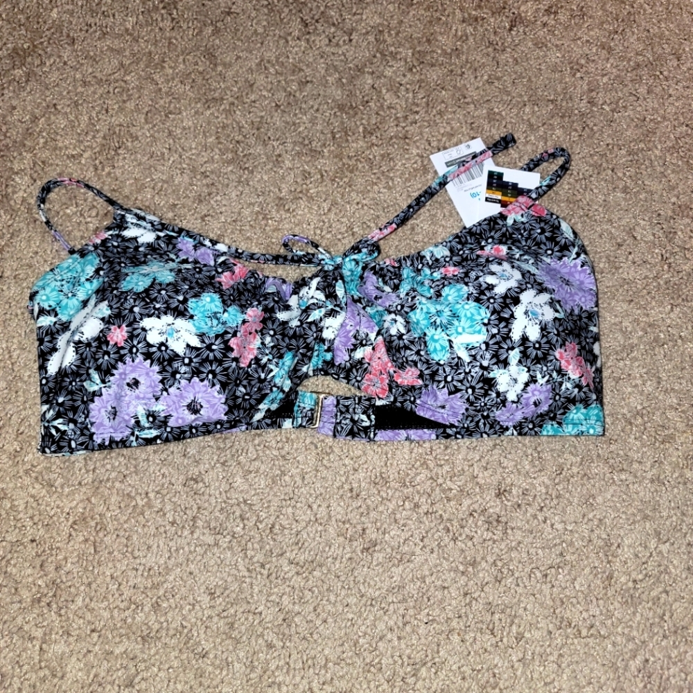 NWT key hole bikini top with adjustable straps sz M